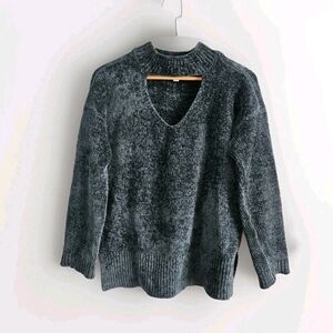 C Sweater Women Size M Long Sleeves V-hole Neckline Pullover Green Metallic Knit